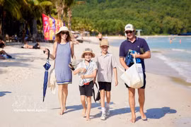 Turistas extranjeros disfrutando en la playa de Khem, en la Zona Económica Especial de Phu Quoc (An Giang). (Fuente: VNA)