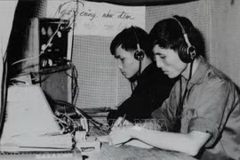 Telegrafistas estuvieron transmitiendo y recibiendo noticias. (Foto: VNA)