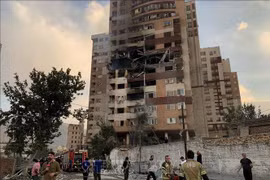Un edificio en Teherán, Irán, dañado tras un ataque aéreo israelí el 13 de junio de 2025. (Foto: VNA)