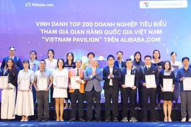 Representantes de empresas típicas que participan en el "Pabellón Nacional de Vietnam" en Alibaba.com. (Fuente: https://hanoimoi.vn/)