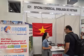 Empresas internacionales visitan el stand vietnamita. (Fuente: VNA)