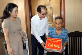 Líderes de la ciudad de Hai Duong entregan obsequios a hogares beneficiados de políticas sociales y en situación de pobreza cuyas casas acaban de ser reparadas. (Foto: VNA)