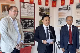 Vincent Boulet, (primero a la izquierda) jefe del Comité de Asuntos Exteriores del Partido Comunista de Francia, asiste a la ceremonia de inauguración del stand del periódico vietnamita Nhan Dan en septiembre de 2024. (Foto: VNA)