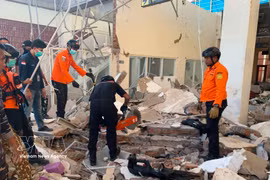 Equipos de rescate buscan víctimas tras el terremoto del 15 de agosto de 2026 en Flores, Indonesia. (Foto: Xinhua/VNA)
