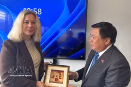 El miembro del Buró Político del Partido Comunista de Vietnam, director de la Academia Nacional de Política Ho Chi Minh y presidente del Consejo Teórico Central, Nguyen Xuan Thang, se reúne con Antje Fiedler, directora del Instituto Asia-Nueva Zelanda (NZAI) de la Universidad de Auckland. (Fuente: VNA)