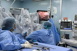 Los médicos del Hospital Binh Dan realizan cirugía robótica. (Fuentre: VNA)