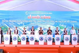 El primer ministro vietnamita, Pham Minh Chinh, y delegados en la inauguración de la construcción del internado primario y secundario de Tay Giang. (Fuente: VNA)