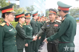 Oficiales del Departamento de Mantenimiento de la Paz de Vietnam dan la bienvenida al teniente general Vanthong Buttavong, subjefe del Estado Mayor del Ejército Popular de Laos. (Fuente: VNA)