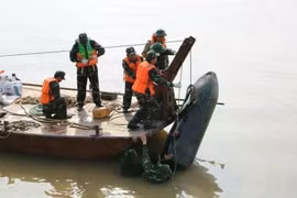 Zapadores del Comando Militar de la provincia central vietnamita de Nghe An desactivan con éxito una bomba de 226 kg remanente de la guerra. (Fuente: VNA)