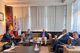 El embajador de Vietnam en Egipto, concurrente en Túnez, Nguyen Nam Duong, presenta el entorno de inversión y negocios en Vietnam. (Fuente: Embajada de Vietnam en Egipto)