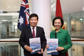 El viceministro vietnamita de Relaciones Exteriores de Vietnam, Nguyen Manh Cuong, y la viceministra de Asuntos Exteriores de Australia, Michelle Chan. (Foto: baoquocte.vn)