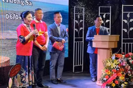 La presidenta del Club Truong Sa, Bui Thu Minh, habla en el evento. (Fuente: VNA)