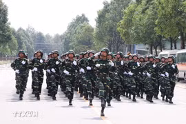La formación del Ejército Popular de Laos ensaya para el desfile en conmemoración del 50º aniversario de la Liberación del Sur y la Reunificación Nacional de Vietnam (Foto: VNA)