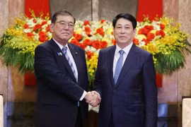 El presidente vietnamita, Luong Cuong, recibe al primer ministro japonés, Ishiba Shigeru. (Fuente: VNA)