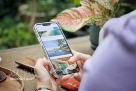 Con solo un teléfono inteligente, los viajeros pueden buscar y reservar una variedad de servicios de viaje para explorar. (Fuente: VNA)