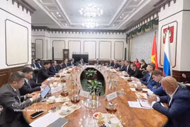 Tran Duc Thang, secretario del Comité del Partido de Hanoi, se reúne con el secretario de Estado y viceministro de Transporte de Rusia, Dmitry Zverev. (Fuente: VNA)