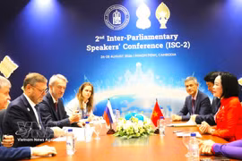 La vicepresidenta de la Asamblea Nacional de Vietnam Nguyen Thi Thanh se reúne con Konstantin Kosachev, vicepresidente del Consejo de la Federación de Rusia. (Fuente: VNA)