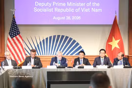 El viceprimer ministro de Vietnam Nguyen Van Thang y delegados en el coloquio empresarial. (Fuente: VNA)