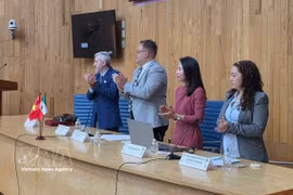 Nguyen Thi Trang, jefa de la Oficina comercial de Vietnam en México, y delegados en el evento. (Fuente: VNA)