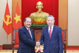 El secretario general del Partido Comunista de Vietnam (PCV), To Lam, recibe a Kikeo Khaykhamphithoune, miembro del Buró Político del Partido Popular Revolucionario y viceprimer ministro de Laos. (Fuente: VNA)