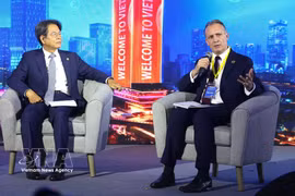 Tom Attenborough (derecha), Director de Desarrollo de Negocios Internacionales, Mercados Primarios, Bolsa de Londres (LSE), en el Foro de Inversiones de Alto Nivel, celebrado recientemente en Ciudad Ho Chi Minh. (Foto: VNA)
