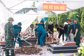 La comuna de Hai Hau (provincia de Ninh Binh) está excavando 54 tumbas de mártires cuya información aún no se ha identificado, con el fin de verificar la identidad de sus restos. (Foto: VNA)