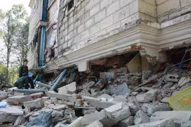 Fuerzas de rescate vietnamitas llegan al lugar de una zona residencial afectada por el terremoto en la capital Nay Pyi Taw. (Fuente: VNA)