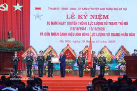 El secretario general del Partido y presidente del Estado, To Lam, otorga al Mando de las Fuerzas Armadas de Hanoi el título de "Héroe de las Fuerzas Armadas Populares".
