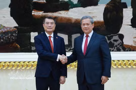 Premier vietnamita Le Minh Hung y su homólogo laosiano, Hun Manet. (Fuente: VNA)