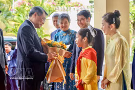 El primer ministro vietnamita, Le Minh Hung, se reúne con representantes de la comunidad connacional en Camboya. (Fuente: VNA)