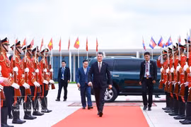 El primer ministro Le Minh Hung parte de Phnom Penh, concluyendo con éxito su visita oficial a Camboya. (Foto VNA)