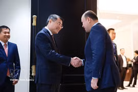 El primer ministro vietnamita, Le Minh Hung, se reúne con el viceprimer ministro de Camboya y presidente de la Unión de Federaciones de Jóvenes de Camboya, Hun Many. (Fuente: VNA)