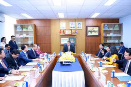 El primer ministro vietnamita, Le Minh Hung, sostiene un encuentro con gerentes de Vinamilk. (Fuente: VNA)