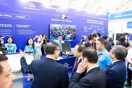 Los delegados visitan el stand para explorar el ecosistema de soluciones de IA «Make in Vietnam» y «Made by CMC». (Fuente: VNA)