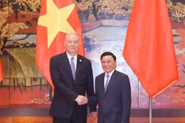 El miembro permanente del Secretariado y jefe de la Comisión de Control Disciplinario del Comité Central del Partido Comunista de Vietnam, Tran Cam Tu, (derecha) y Cai Qi, miembro del Comité Permanente del Buró Político y del Secretariado del Comité Central del Partido Comunista de China (PCCh) y jefe de su Oficina. (Fuente: VNA)