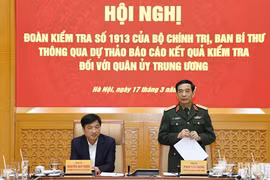 Nguyen Duy Ngoc, jefe de la Comisión de Control Disciplinario del Comité Central del PCV, y Phan Van Giang, ministro de Defensa en el evento. (Fuente: VNA)