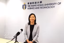 La profesora Emily M. Nason, directora de admisiones de grado de la Universidad de Ciencia y Tecnología de Hong Kong (HKUST), en la entrevista. (Fuente: VNA)