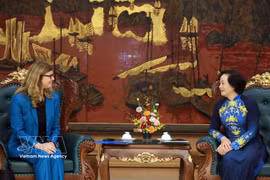 La viceprimera ministra vietnamita, Pham Thi Thanh Tra, recibe a la representante en jefa del Fondo de las Naciones Unidas para la Infancia (UNICEF) en el país, Silvia Danailov. (Fuente: VNA)