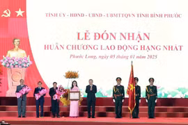 El secretario general del Partido Comunista de Vietnam, To Lam, otorgó la Orden de Trabajo de primera clase al Comité partidista provincial, las autoridades y el pueblo de Binh Phuoc, (Fuente: VNA)