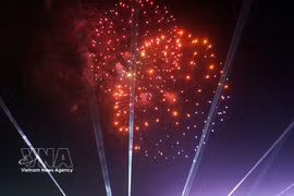 Espectáculo artístico de fuegos artificiales durante la noche de inauguración. (Fuente: VNA)