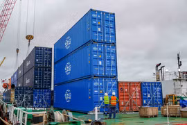 Descarga de contenedores importados de China, transportados por el buque BBG Nan Ning Bo Run, en el puerto de Can Tho. (Foto: VNA)