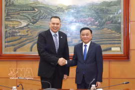 Tran Cam Tu, miembro del Buró Político y permanente del Secretariado del Comité Central del Partido Comunista de Vietnam, recibe a Christopher Pragasam, director de la Comisión de Servicio Público y director ejecutivo de la Escuela de Servicio Público Internacional de Singapur. (Fuente: VNA)