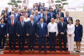 El primer ministro vietnamita Pham Minh Chinh y representantes de Consejo Empresarial Estados Unidos-ASEAN. (Fuente: VNA)