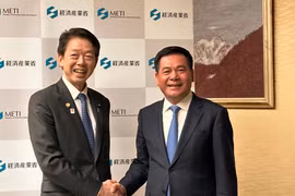El ministro de Industria y Comercio de Vietnam, Nguyen Hong Dien (derecha), y el titular de Economía, Comercio e Industria de Japón, Muto Yoji. (Fuente: VNA)