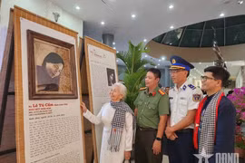 La ex prisionera política Le Tu Cam se emociona al contemplar su retrato digitalizado, recreado y elaborado con hojas de loto, expuesto en el Museo de Con Dao. (Foto: qdnd.vn)