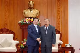 El primer ministro vietnamita, Pham Minh Chinh, y Bounnhang Vorachith, exsecretario general del Partido Popular Revolucionario de Laos y expresidente del país. (Fuente: VNA)