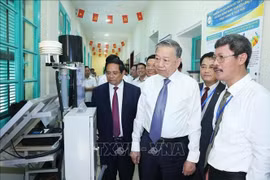 El secretario general del Partido Comunista de Vietnam , To Lam, el primer ministro Pham Minh Chinh y delegados asisten a una introducción a las aplicaciones de la energía nuclear para la paz. (Fuente: VNA)
