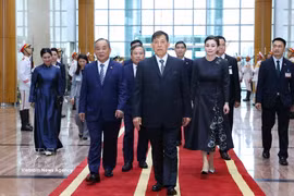 El Rey de Tailandia, Maha Vajiralongkorn Phra Vajiraklaochaoyuhua, y la Reina Suthida Bajrasudhabimalalakshana llegan a Hanoi para su visita de Estado. (Fuente: VNA)