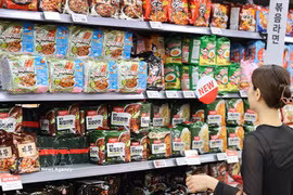 Los clientes eligen comprar fideos instantáneos en una tienda en Seúl, Corea del Sur. (Foto: YONHAP/VNA)