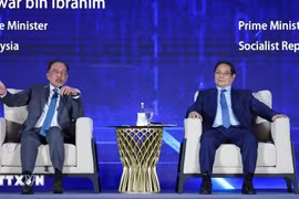 El primer ministro de Vietnam, Pham Minh Chinh, (derecha) y su homólogo malasio, Anwar Ibrahim, en el evento. (Fuente: VNA)